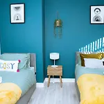 3bedrooms Stylish With Free Parking & Hot Tub דירה *