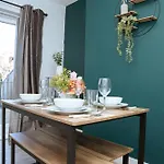 3bedrooms Stylish With Free Parking & Hot Tub דירה *