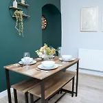 3bedrooms Stylish With Free Parking & Hot Tub דירה לידס