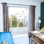 דירה 3bedrooms Stylish With Free Parking & Hot Tub