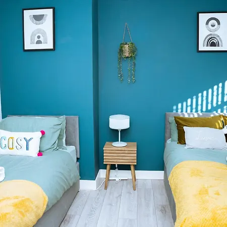 3bedrooms Stylish With Free Parking & Hot Tub Апартаменти *