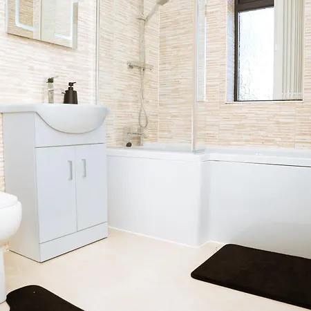 3bedrooms Stylish With Free Parking & Hot Tub * Leeds (West Yorkshire)