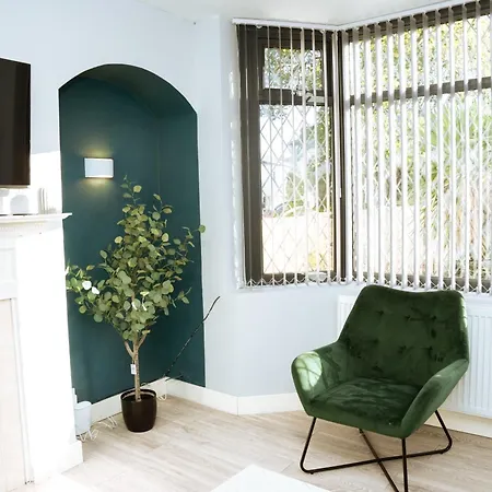New Refurbishment Close To With Free Parking Apartment *