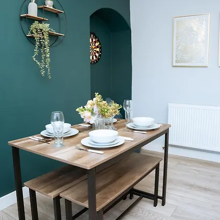 New Refurbishment Close To With Free Parking Apartment Leeds (West Yorkshire)