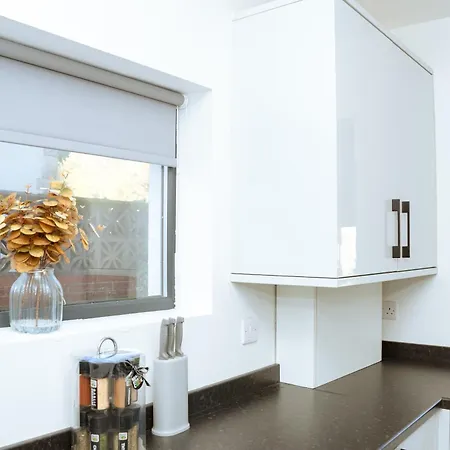 New Refurbishment Close To With Free Parking Apartment *