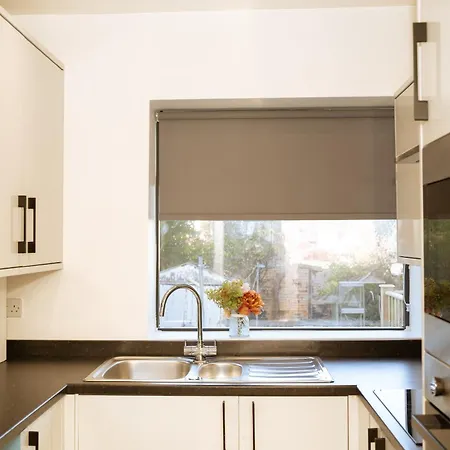 Apartment New Refurbishment Close To With Free Parking *