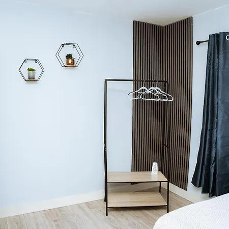 New Refurbishment Close To With Free Parking *