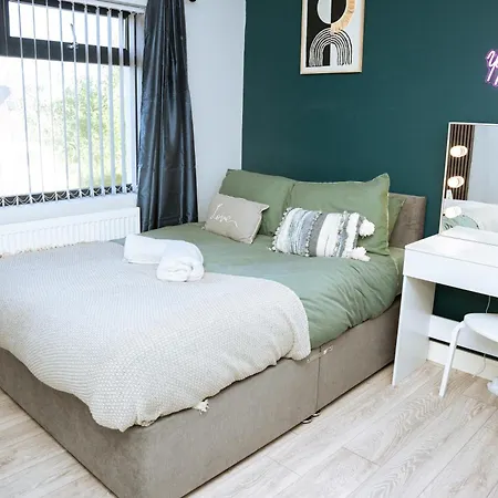 3bedrooms Stylish With Free Parking & Hot Tub דירה