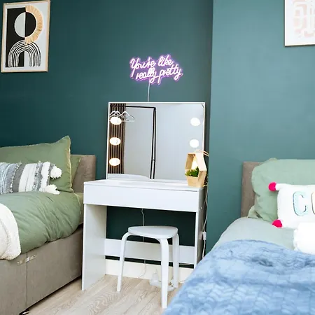 3bedrooms Stylish With Free Parking & Hot Tub דירה לידס