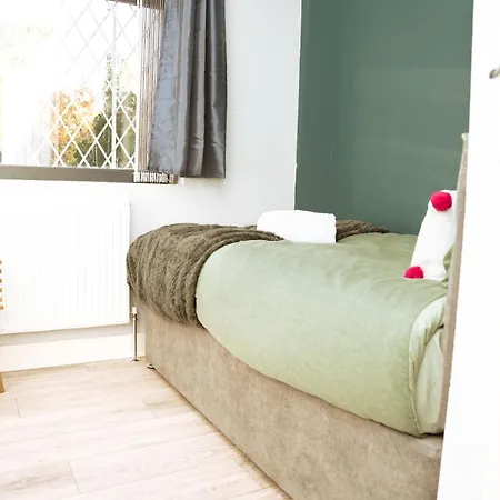 New Refurbishment Close To With Free Parking Apartment